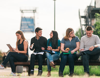 Campus, Studierende auf Bank