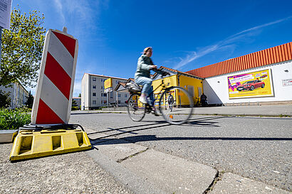 Die ersten Radfahrenden fahren nach der Installation über die Zählschläuche.