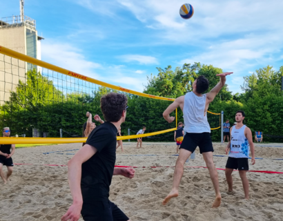 Menschen spielen Beachvolleyball