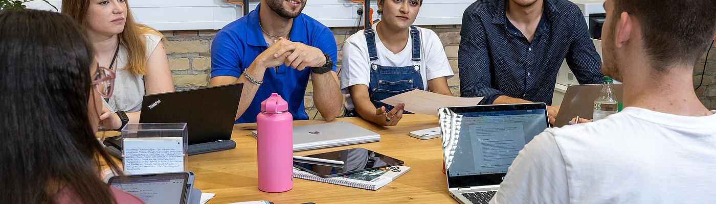 Studierende in Gesprächssituation im Opp:Lab der TH Wildau