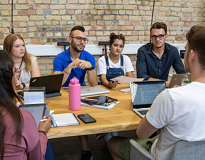 Studierende in Gesprächssituation im Opp:Lab der TH Wildau