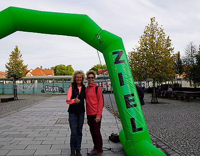 Zwei Damen im Zieleinlauf