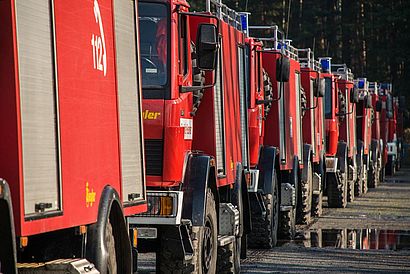 LOGIrange Notfall-Lager Mehrere Fahrzeuge der Feuerwehr in einer Reihe