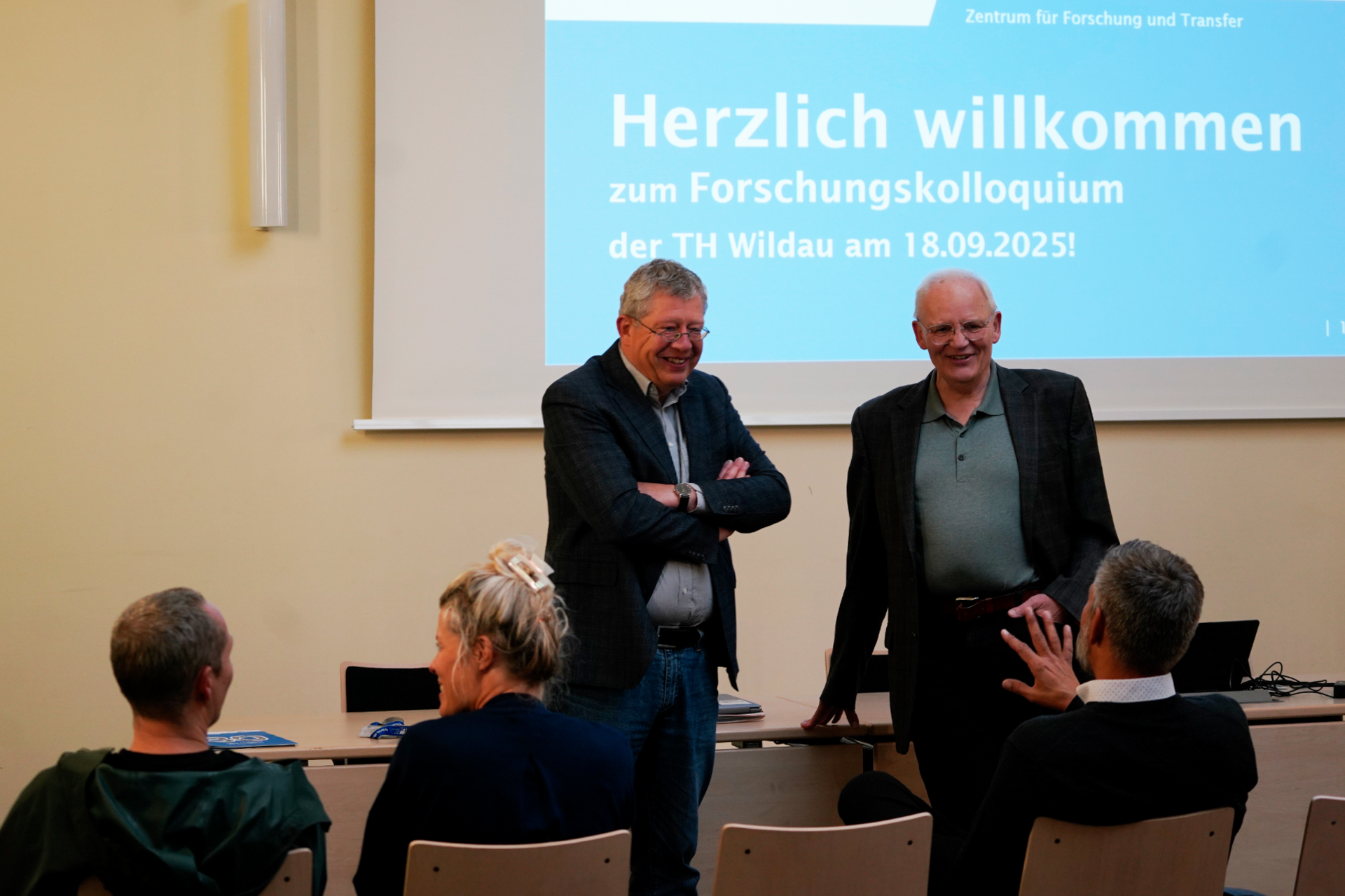 Drei Personen unterhalten sich 