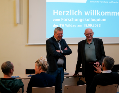 Drei Personen unterhalten sich 