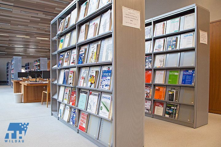 Zeitschriften Zeitschriftenregal in der Hochschulbibliothek der TH Wildau