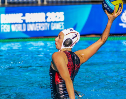 Wasserball-Spielerin mit Ball im Wasser