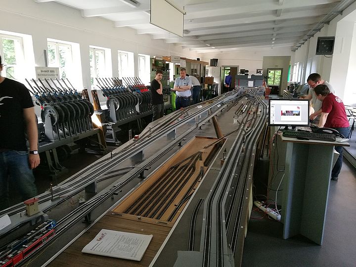 Blick auf das nachgestellte Eisenbahnbetriebsfeld