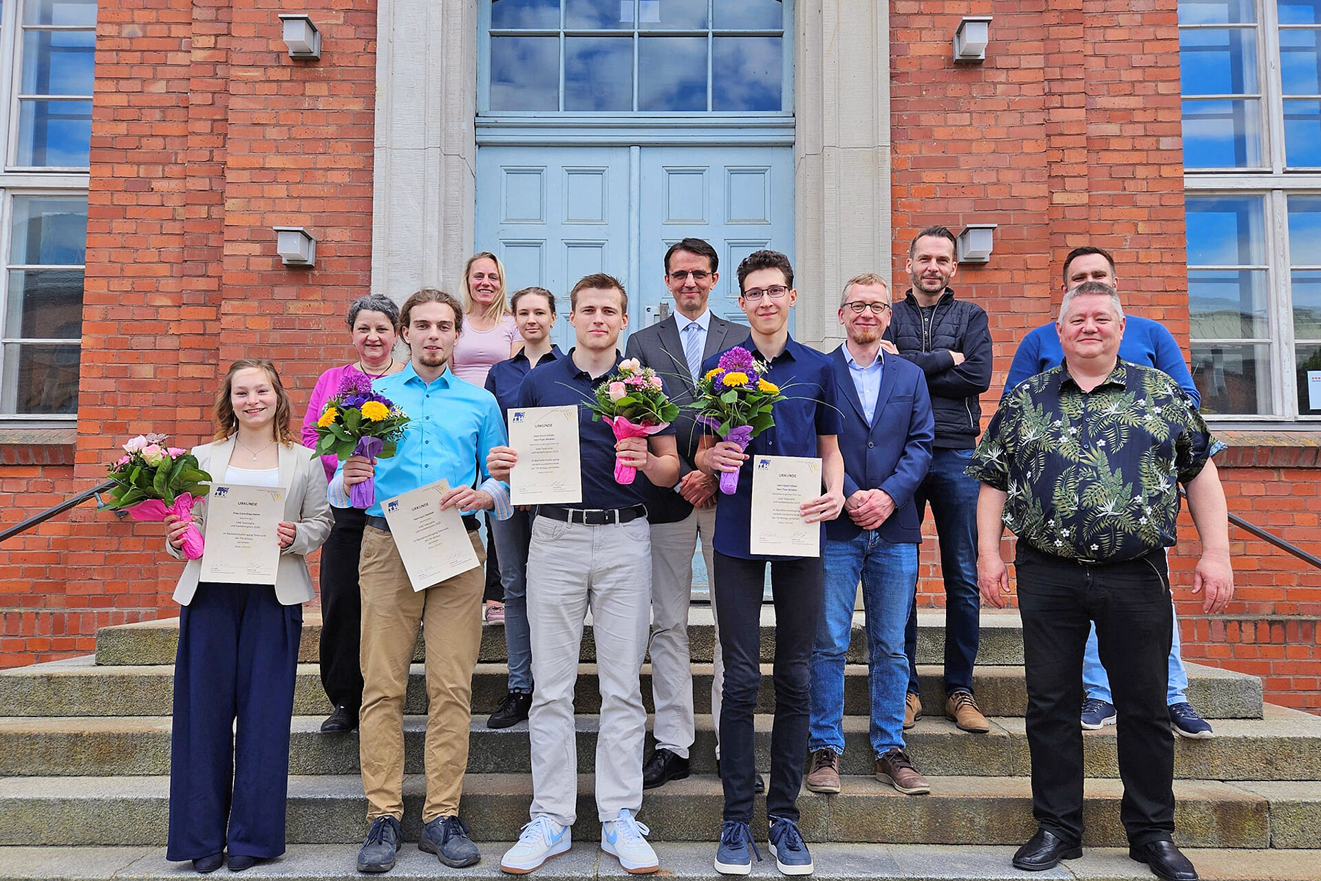 Titel und Teaserbild Vorlage Studierende, Lehrende und VAB-Vertreter vor Haus 13 der TH Wildau
