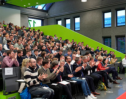 Gefülltes Audimax bei der feierlichen Verabschiedung der Absolventinnen und Absolventen 2023 des Fachbereichs Ingenieur- und Naturwissenschaften