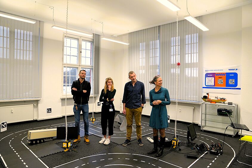 Kooperation Vertreterinnen und Vertreter der TH Wildau und VIVESS University im neuen Future Mobility Lab der TH Wildau