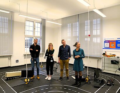 Vertreterinnen und Vertreter der TH Wildau und VIVESS University im neuen Future Mobility Lab der TH Wildau