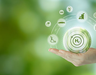 Hand mit symbolischen tragendenden Energiesystemen