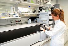 Studium Studentin im Biosystemtechnik-Labor der TH Wildau