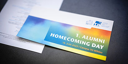 Karte mit Aufschrift 1. Alumni Homecoming Day 