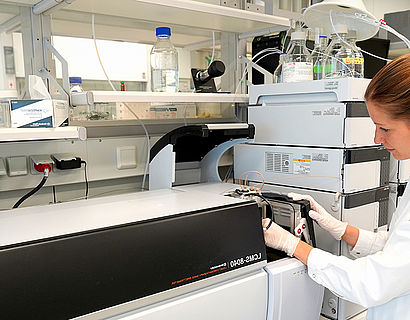 Studentin im Biosystemtechnik-Labor an der TH Wildau