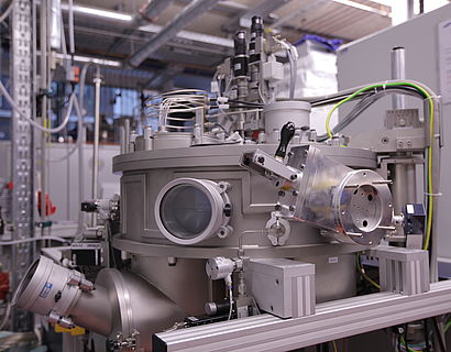 Blick auf die Anlage zum reaktiven Magnetron-Sputtern