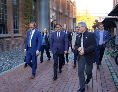 EU-Besuch Personenegruppe zwischen Haus 13 und Halle 14