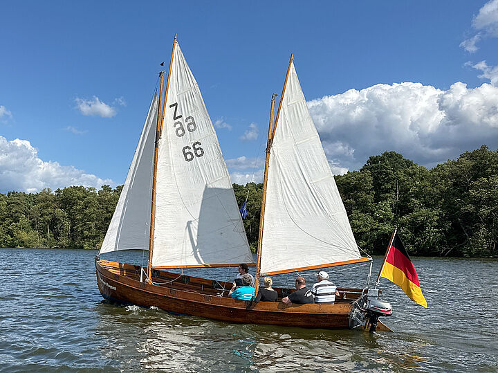 Segelkutter auf Wasser