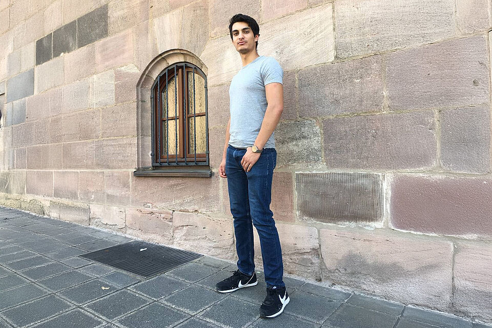 Titel und Teaserbild Roman Bkhavnani studiert an der TH Wildau Wirtschaftsinformatik dual und arbeitet bei der Berliner Niederlassung von SHD System-Haus-Dresden