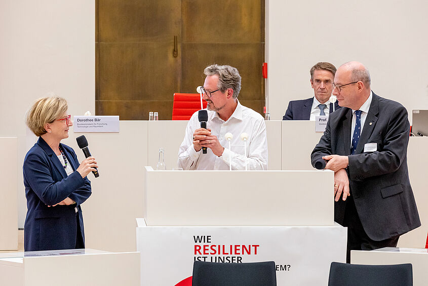 Ulrike Tippe, Dr. von Hirschhausen u.a. bei der Veranstaltung „Resilienz des Wissenschaftssystems braucht Mut und Haltung“  
