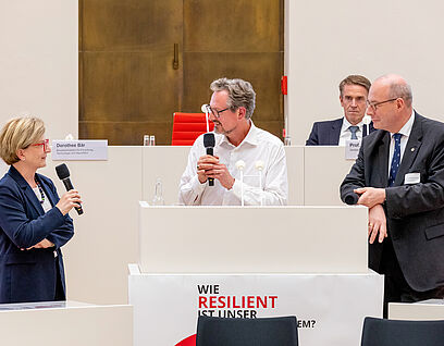 Ulrike Tippe, Dr. von Hirschhausen u.a. bei der Veranstaltung „Resilienz des Wissenschaftssystems braucht Mut und Haltung“  