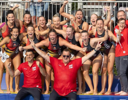 Wasserballerinnen-Team mit Trainern und Betreuern