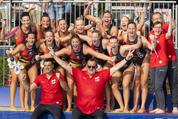 Wasserballerinnen-Team mit Trainern und Betreuern