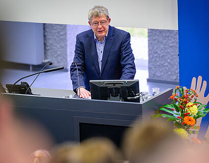 Prof. Klaus-Martin Melzer bei der Festansprache während der Verabschiedung 2025