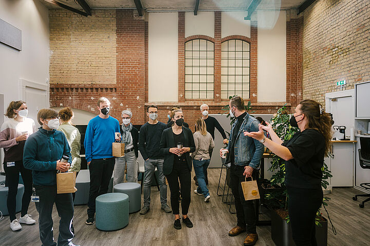 Martina Konieczny führt die Besucher durch das Opp:Lab