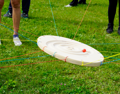 Balance-Spiel auf einer Wiese