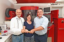 Die symbolische Staffelstabübergabe (v.l.): Prof. Andreas H. Foitzik, Dr. Andrea Böhme und Prof. René Krenz-Baath (Bild: TH Wildau) Die symbolische Staffelstabübergabe (v.l.): Prof. Andreas H. Foitzik, Dr. Andrea Böhme und Prof. René Krenz-Baath