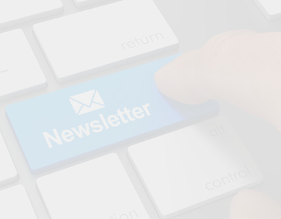 Blauer Button auf Tatstatur zur Newsletter-Anmeldung