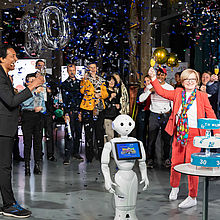 Erfrischende Gespräche, blau-weißer Kuchen, Konfetti und ein singender Roboter – die TH Wildau feierte ihren 30. Geburtstag mit abwechslungsreichem Liveprogramm