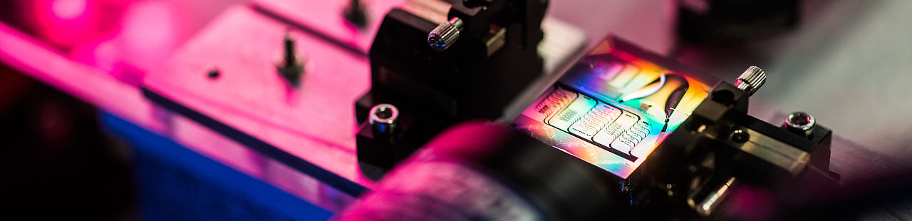 Bild eines Messplatzes mit einem photonischem Chip 