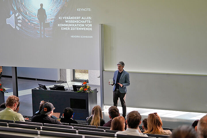Hendrik Schneider bei seinem Vortrag „KI verändert alles - Wissenschaftskommunikation vor einer Zeitenwende“.