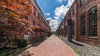 Blick zwischen Haus 13 und Halle 14 auf dem Campus der TH Wildau