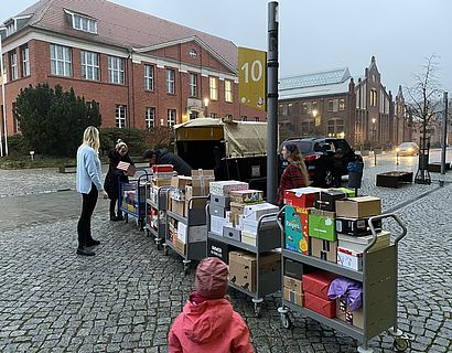 Rollwagen mit Weihnachtspaketen vor der Hochschulbibliothek