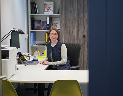 Datei zeigt Maria Krikunova im Büro 14A209