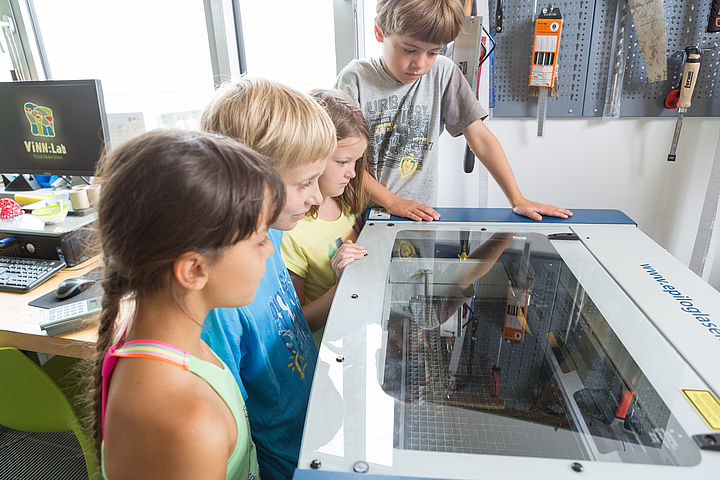 Kinder erforschen den Lasercutter Kinder arbeiten und entdecken die Möglichkeiten des Lasercutters