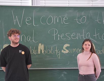 Teilnehmende der Sustainable Mobility Summer Academy 2023 bei der Abschlusspräsentation