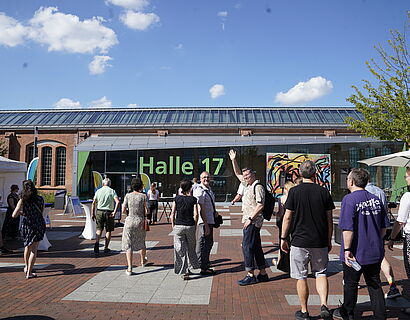 Alumni auf dem Campus der TH Wildau auf dem Weg zur H17 beim Homecoming Day
