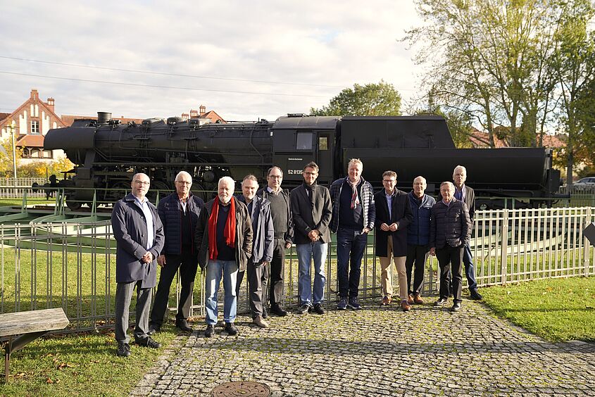 Delegation von Stiftung heureka und Vertreter*innen der TH Wildau vor der Lokomotive auf dem Campus der TH Wildau