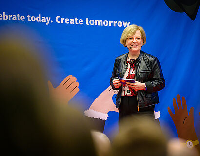 TH-Wildau-Präsidentin Prof. Ulrike Tippe bei der Ansprache im Rahmen der Absolvent*innen-Verabschiedung 2024/2025