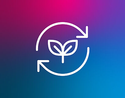Icon für nachhaltige Werteschöpfung mit einer symbolisch dargestellten Pflanze, zwei Pfeilen zur Darstellung eines Kreislaufs auf pink-lila-blauem Hintergrund