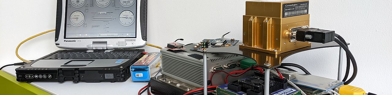 Flugmessanlage „MACS“ mit ihren Komponenten, einem Sensornetzwerk, das vom Fachgebiet für Luftfahrttechnik für die Vermessung von bemannten und unbemannten Kleinflugzeugen konzipiert wurde.