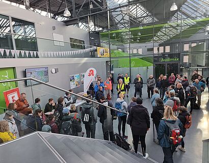 Wander*innen der Kleeblattwanderung 2025 im Basecamp auf dem Campus der TH Wildau