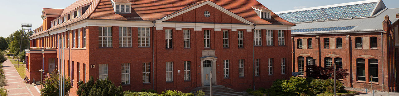 Blick von der Hochschulbibliothek auf das Verwaltungsgebäude Haus 13