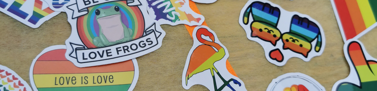 Aufkleber mit Regenbogenflaggen liegen auf einem Tisch
