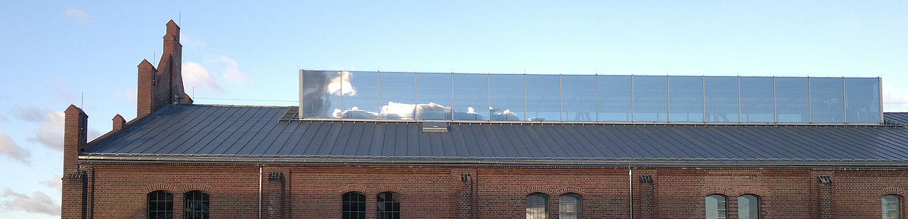 Dach mit Reflexion der Wolken